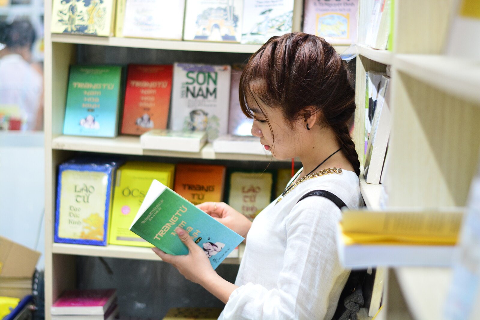 Student at school fundraiser book fair